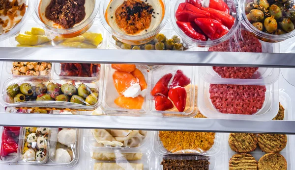 Wyświetlanie Różnorodności Paczkowanych Produktów Spożywczych Plastikowych Pudełkach — Zdjęcie stockowe