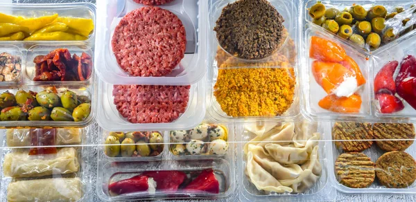 Экспозиция Различных Упакованных Пищевых Продуктов Пластиковых Коробках — стоковое фото