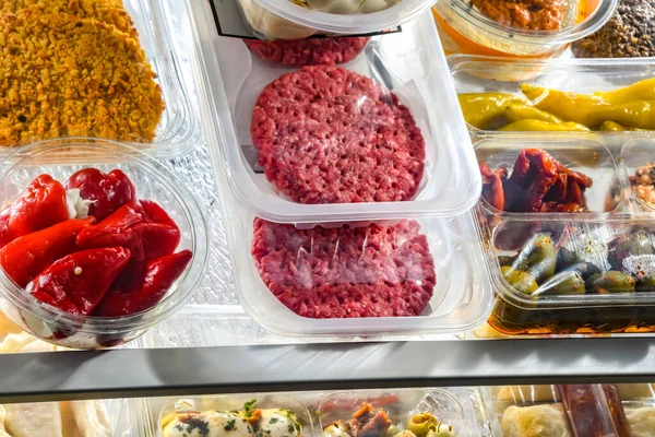 Eine Auswahl Vorgefertigten Lebensmitteln Plastikboxen — Stockfoto