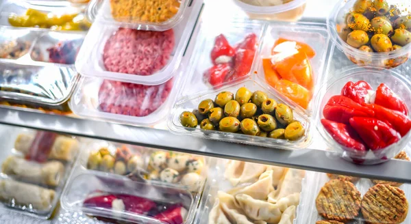 Eine Auswahl Vorgefertigten Lebensmitteln Plastikboxen — Stockfoto
