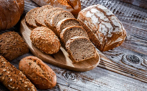 Berbagai Macam Produk Roti Termasuk Roti Dan Roti Gulung — Stok Foto