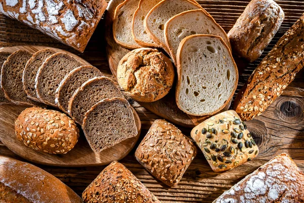 Verschiedene Backwaren Darunter Brote Und Brötchen — Stockfoto