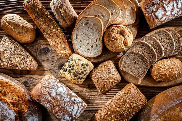 Diverse Bakkerijproducten Met Inbegrip Van Broden Broodjes — Stockfoto