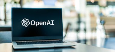 POZNAN, POL - 16 Mayıs 2023: Amerika 'nın San Francisco, Kaliforniya, ABD' deki bir yapay zeka araştırma laboratuvarı olan OpenAI 'nin logosunu gösteren dizüstü bilgisayar