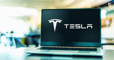 POZNAN, POL - 11 APR 2023: Merkezi Austin, Teksas, ABD 'de bulunan çok uluslu bir otomotiv ve temiz enerji şirketi olan Tesla' nın logosunu gösteren dizüstü bilgisayar