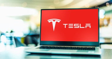 POZNAN, POL - 11 APR 2023: Merkezi Austin, Teksas, ABD 'de bulunan çok uluslu bir otomotiv ve temiz enerji şirketi olan Tesla' nın logosunu gösteren dizüstü bilgisayar