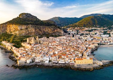 İtalya 'nın Sicilya kıyılarındaki Cefalu' nun hava manzarası.