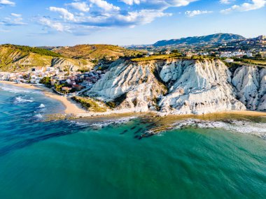 İtalya 'nın güneyinde Porto Empedocle yakınlarında Realmonte sahilinde kayalık bir uçurum olan Scala dei Turchi' nin hava manzarası
