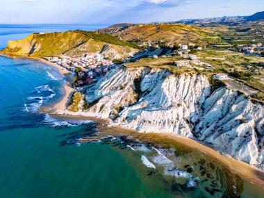 İtalya 'nın güneyinde Porto Empedocle yakınlarında Realmonte sahilinde kayalık bir uçurum olan Scala dei Turchi' nin hava manzarası