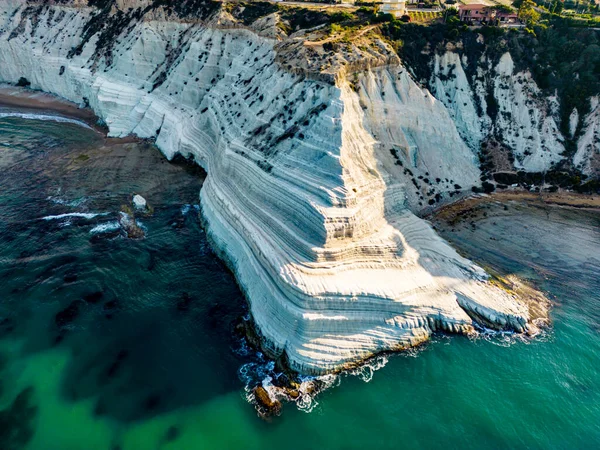 이탈리아 시칠리아섬 남부의 포르토 페도일 해안에 바위투성이 절벽인 스칼라 공중에서 — 스톡 사진