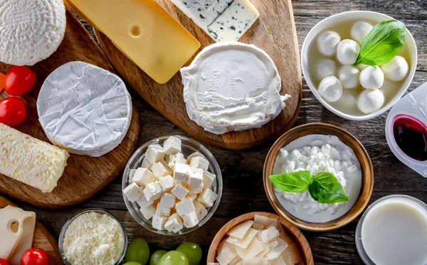 Een Verscheidenheid Aan Zuivelproducten Waaronder Kaas Melk Yoghurt — Stockfoto
