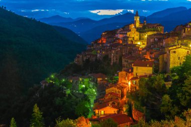 Apricale Imperia Eyaleti, Liguria, İtalya için görünümünü.