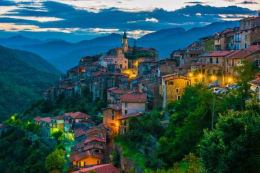 Apricale Imperia Eyaleti, Liguria, İtalya için görünümünü.