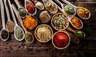 Baharat ve bitkilerin karışımı..