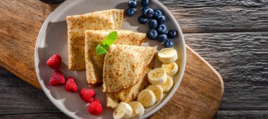 Bir tabak ev yapımı Polonya gözlemesi. İçi süzme peynirle dolu.