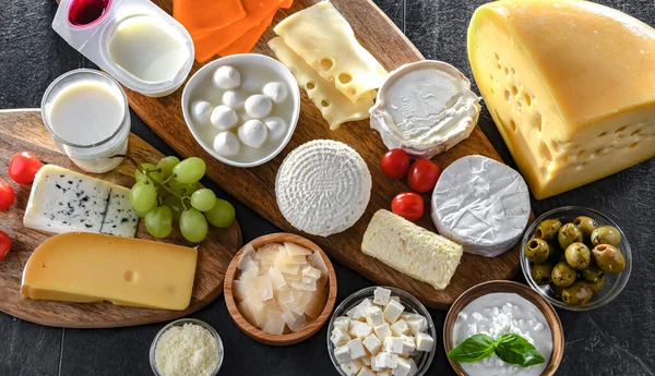 Een Verscheidenheid Aan Zuivelproducten Waaronder Kaas Melk Yoghurt — Stockfoto