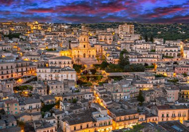Modica 'nın mimarisi Val di Noto, Güney Sicilya, İtalya gün batımından sonra