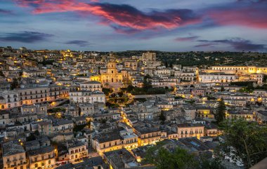 Modica 'nın mimarisi Val di Noto, Güney Sicilya, İtalya gün batımından sonra
