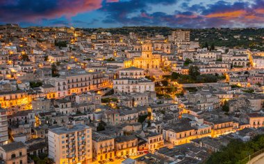 Modica 'nın mimarisi Val di Noto, Güney Sicilya, İtalya gün batımından sonra