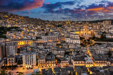 Modica 'nın mimarisi Val di Noto, Güney Sicilya, İtalya gün batımından sonra