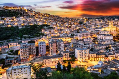 Modica 'nın mimarisi Val di Noto, Güney Sicilya, İtalya gün batımından sonra