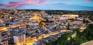 Modica 'nın mimarisi Val di Noto, Güney Sicilya, İtalya gün batımından sonra