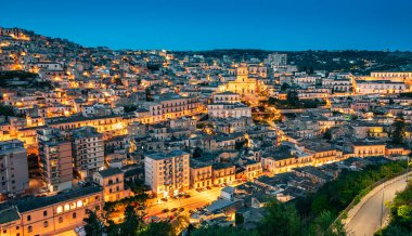 Modica 'nın mimarisi Val di Noto, Güney Sicilya, İtalya gün batımından sonra