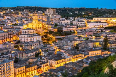 Modica 'nın mimarisi Val di Noto, Güney Sicilya, İtalya gün batımından sonra