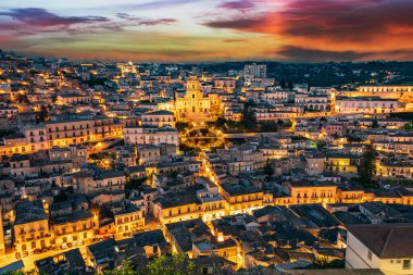 Modica 'nın mimarisi Val di Noto, Güney Sicilya, İtalya gün batımından sonra