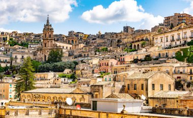 İtalya, Sicilya 'nın güneyindeki Val di Noto' da Modica 'nın mimarisi