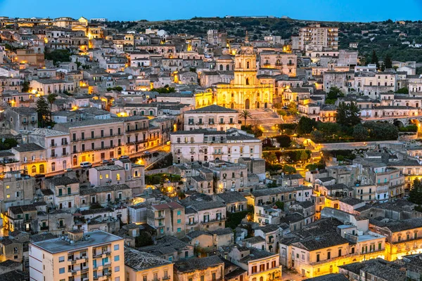Modica 'nın mimarisi Val di Noto, Güney Sicilya, İtalya gün batımından sonra