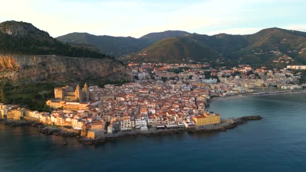 Widok Lotu Ptaka Cefalu Tyrreńskie Wybrzeże Sycylii Włochy Zachodzie Słońca — Wideo stockowe
