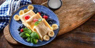 Bir tabak ev yapımı Polonya gözlemesi. İçi süzme peynirle dolu.