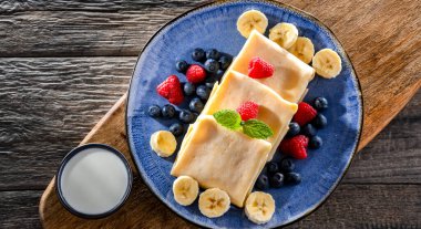 Bir tabak ev yapımı Polonya gözlemesi. İçi süzme peynirle dolu.