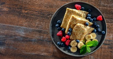Bir tabak ev yapımı Polonya gözlemesi. İçi süzme peynirle dolu.