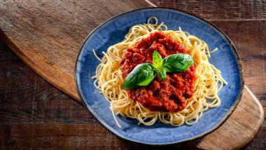 Bir tabak bolonez spagetti ile kompozisyon.
