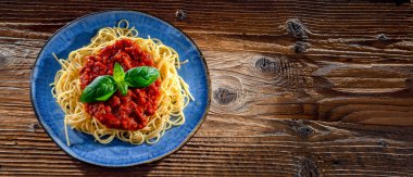 Bir tabak bolonez spagetti ile kompozisyon.