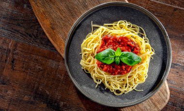 Bir tabak bolonez spagetti ile kompozisyon.