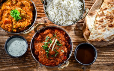 Sıcak madras paneer ve sebze masala ile basmati pilavı Hint karahi kaplarında servis edilir..