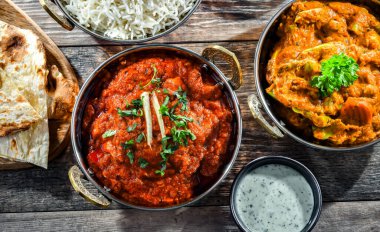 Sıcak madras paneer ve sebze masala ile basmati pilavı Hint karahi kaplarında servis edilir..
