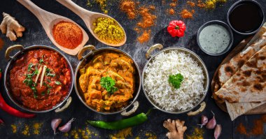 Sıcak madras paneer ve sebze masala ile basmati pilavı Hint karahi kaplarında servis edilir..