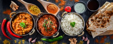 Sıcak madras paneer ve sebze masala ile basmati pilavı Hint karahi kaplarında servis edilir..