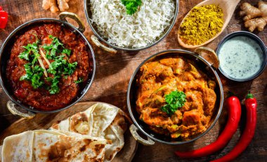 Sıcak madras paneer ve sebze masala ile basmati pilavı Hint karahi kaplarında servis edilir..