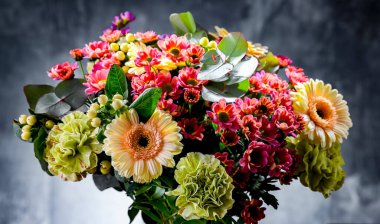 Bir buket taze kesilmiş çiçekle kompozisyon.