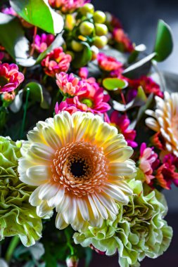 Bir buket taze kesilmiş çiçekle kompozisyon.