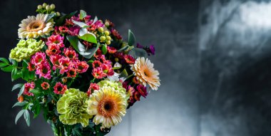 Bir buket taze kesilmiş çiçekle kompozisyon.