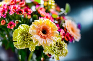 Bir buket taze kesilmiş çiçekle kompozisyon.