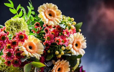 Bir buket taze kesilmiş çiçekle kompozisyon.