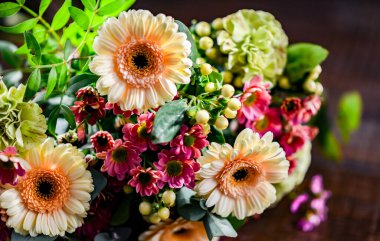 Bir buket taze kesilmiş çiçekle kompozisyon.