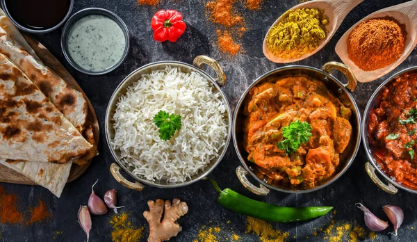 热马德拉斯薄板和蔬菜玛莎娜与荞麦米供应在原来的印度卡拉奇锅 — 图库照片